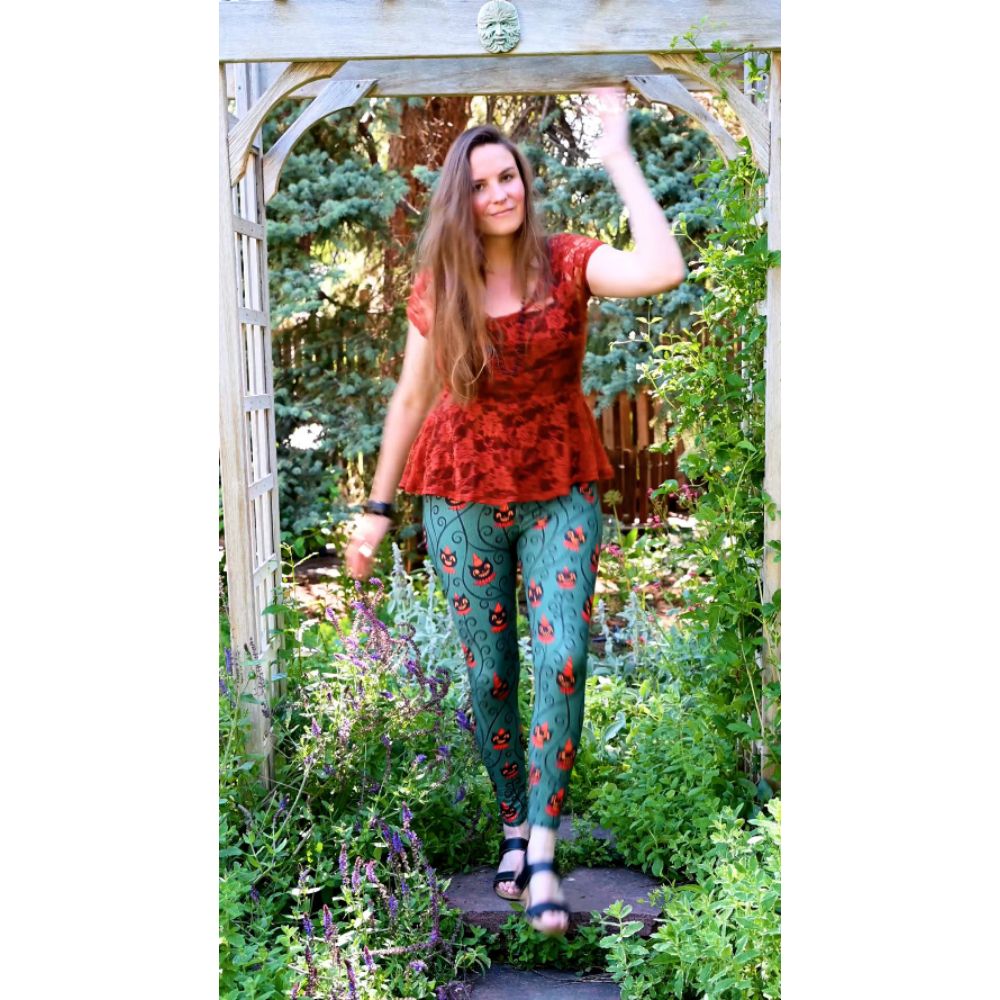 "Creeping Jack Vine" Black Vintage Cat Johanna Parker Exclusive - High-quality Handcrafted Vibrant Leggings